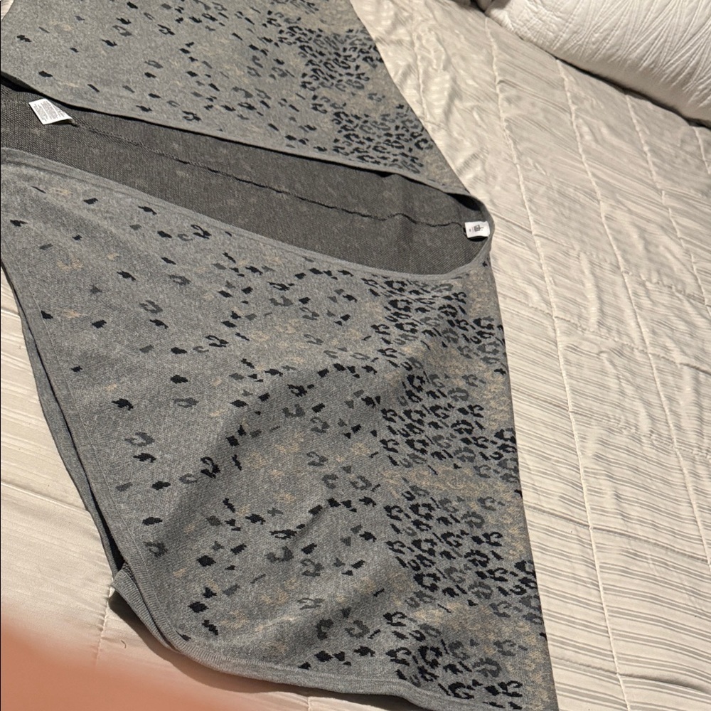 Cabi Gray Leopard Print Open Front Poncho O/S - Picture 6 of 8